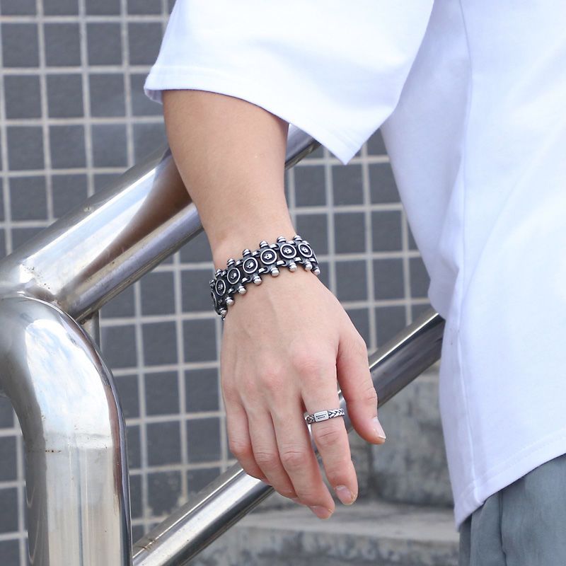​   Gelang Tengkorak Baja Tita - Streetwear Brand Niche ulasan dan harga